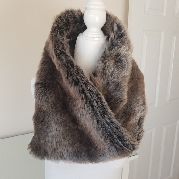 Parkhurst Accessories - *BNWT* Parkhurst Faux Fur Scarf